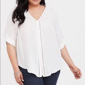 2/$35 💛 Torrid - IVORY DOBBY BUTTON BLOUSE - size 1
